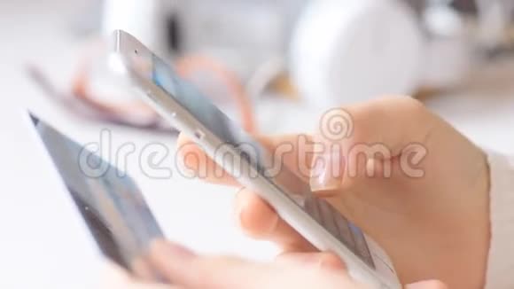 女人正在使用智能手机在线购物视频的预览图