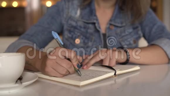 女人写日记日记视频的预览图