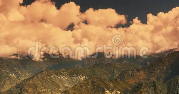 太阳落山西藏山顶和山谷上空的4k个时间推移的蓬松云团视频的预览图