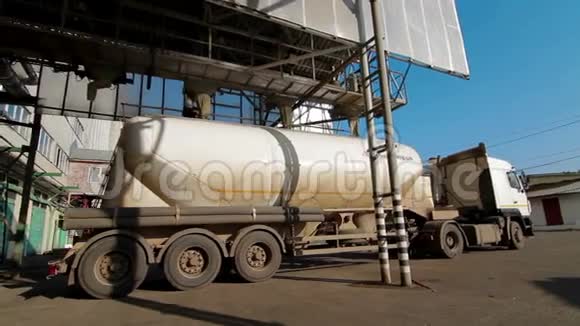 卡车生产饲料厂装载玉米视频的预览图