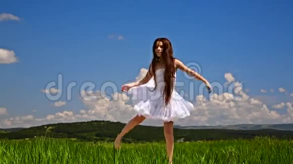 可爱的女孩在绿色草地上跳跃视频的预览图