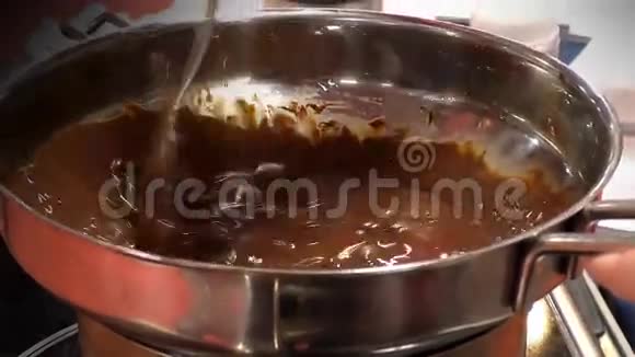 搅拌巧克力布朗尼混合视频的预览图