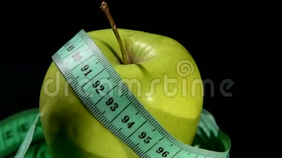 绿色的新鲜的苹果上面有黑色的卷尺视频的预览图