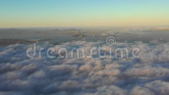 北加利福尼亚旧金山湾区的日出和晨雾视频的预览图