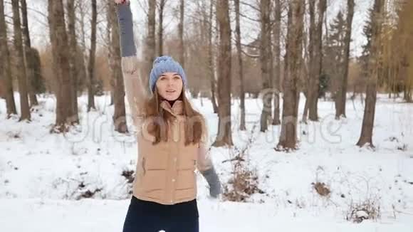运动女性做伸展健身运动视频的预览图