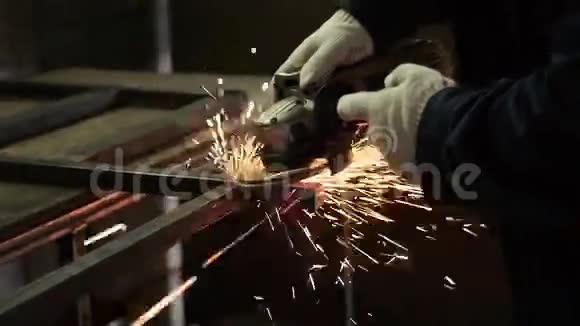 人用磨床锯金属视频的预览图