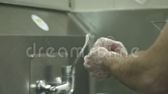 外科医生在手术前洗手视频的预览图