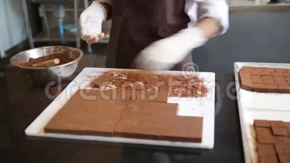 巧克力工厂生产手工巧克力视频的预览图