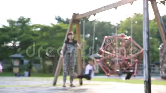孩子和你妈妈一起在泰国公园玩秋千视频的预览图