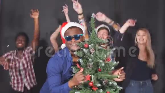 多民族青年在摄影棚的圣诞晚会上跳起舞来微笑成镜头视频的预览图