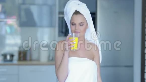 女人拿着毛巾喝果汁视频的预览图