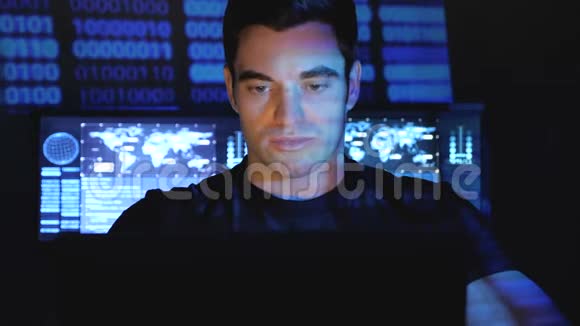 开发人员程序员在计算机上工作的肖像在一个充满监视器屏幕的数据中心视频的预览图