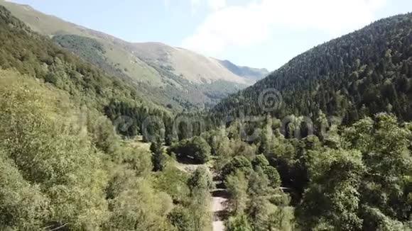 法国阿里盖的比利牛斯山脉鸟瞰图视频的预览图