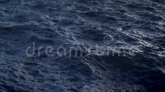 在受干扰的海洋水面上缓慢飞行可循环飞行视频的预览图