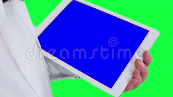 医生使用平板电脑特写Chroma关键背景视频的预览图