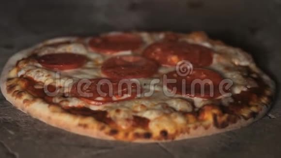 意大利比萨饼是用木头烤的视频的预览图