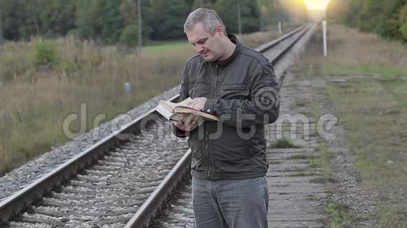人在铁路附近看书视频的预览图