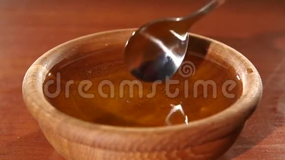 在木碗里用金属勺子取蜂蜜慢一点视频的预览图