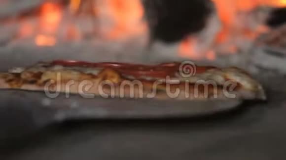 意大利比萨饼是用木头烤的视频的预览图