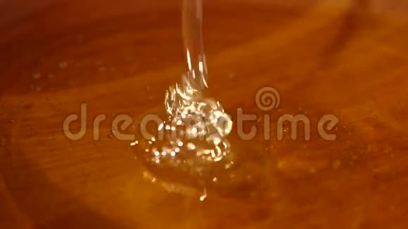 在木碗里用金属勺子取蜂蜜慢一点视频的预览图
