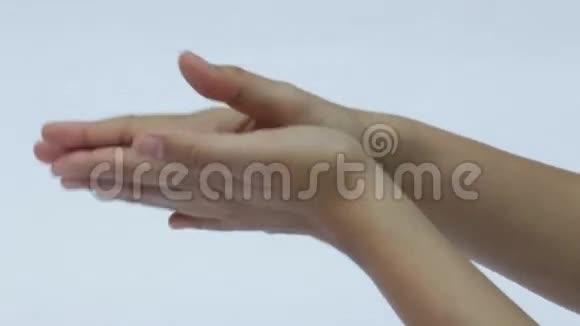 女人用手抹护手霜视频的预览图