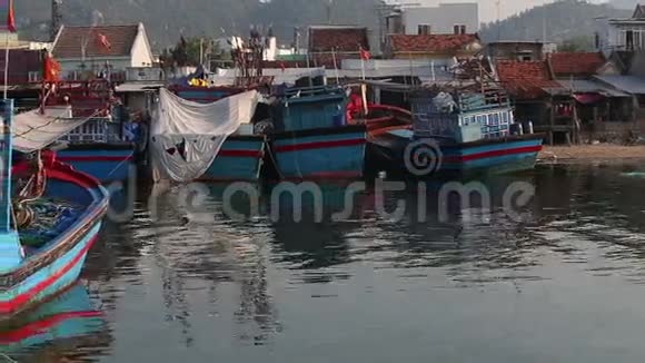 黎明时分乘城堤停泊渔船视频的预览图