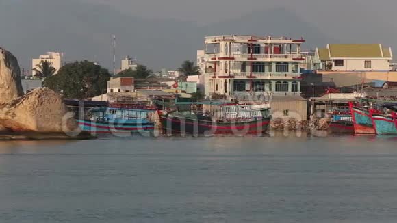 在黎明时分渔船在河上与建设度假城市对峙视频的预览图