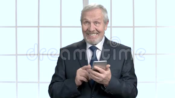有智能手机的快乐老年商人视频的预览图