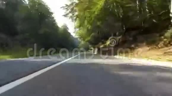 农村超速行驶的汽车前摄像头视频的预览图