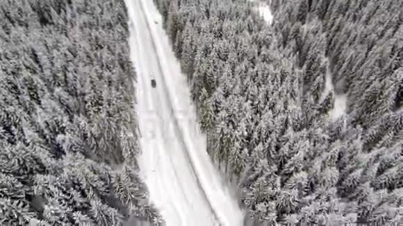 喀尔巴阡山冬季公路路边的破车视频的预览图