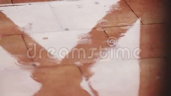 地板上的水滴室外靠近视频的预览图