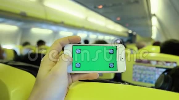 白种人在飞机内使用智能手机应用程序视频的预览图