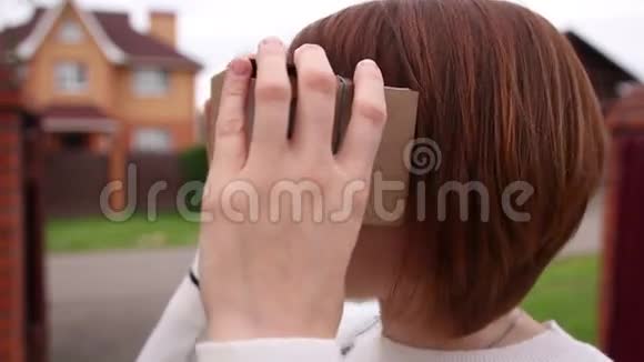 虚拟现实眼镜中的年轻女性纸板VR360视频的预览图