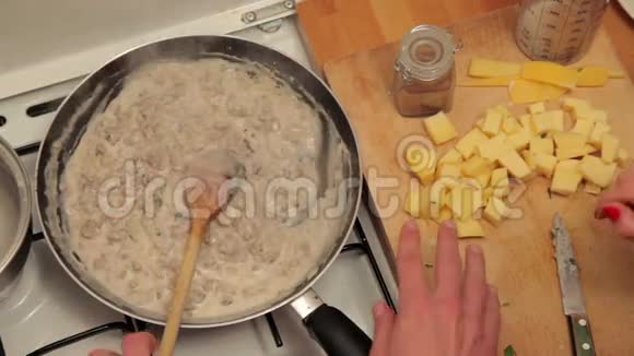 在肉菜中加入奶酪视频的预览图