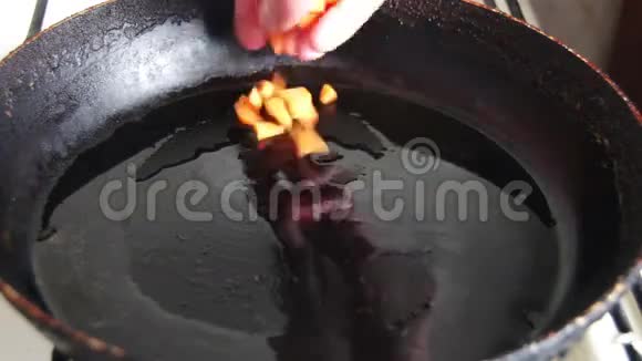 在平底锅煮胡萝卜片视频的预览图