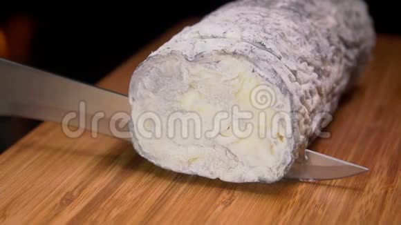 山羊奶酪的灰模是用刀子在木板上切割的视频的预览图