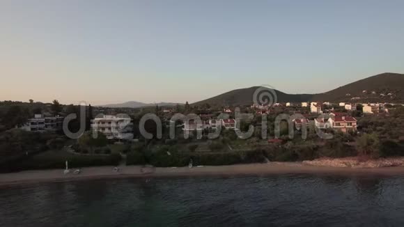 Trikorfo海滩海岸带别墅和青山的空中景象希腊视频的预览图