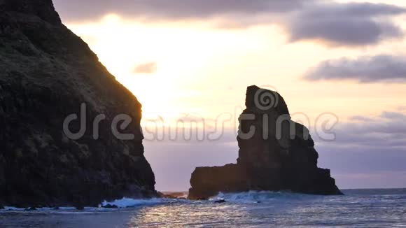 在刮风的日落中苏格兰斯凯岛西海岸的塔利斯克湾令人惊叹的日落海面上陡峭的岩石塔视频的预览图