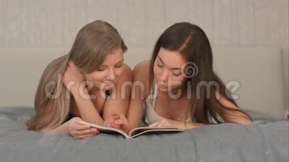 两位美女在一家杂志上视频的预览图