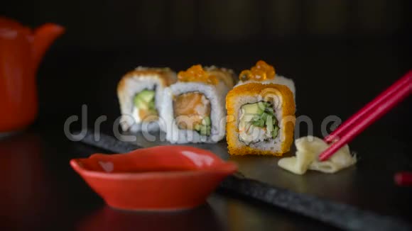 红筷子吃寿司卷用筷子吃寿司卷视频的预览图