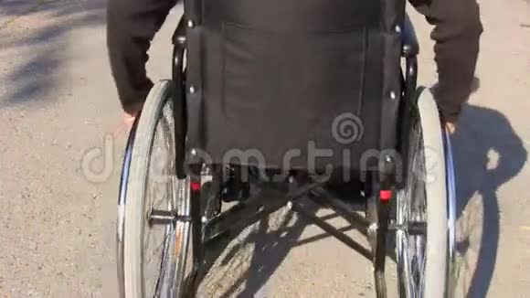 坐轮椅的人视频的预览图