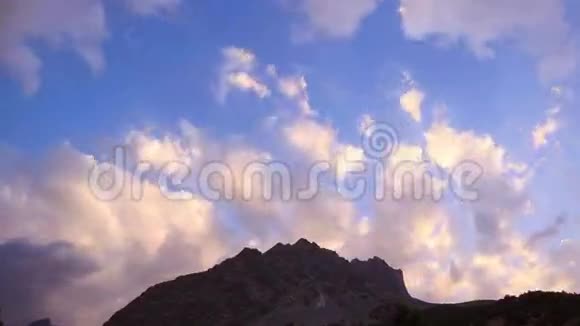 晚霞中的云帕米尔塔日基斯坦TT视频的预览图