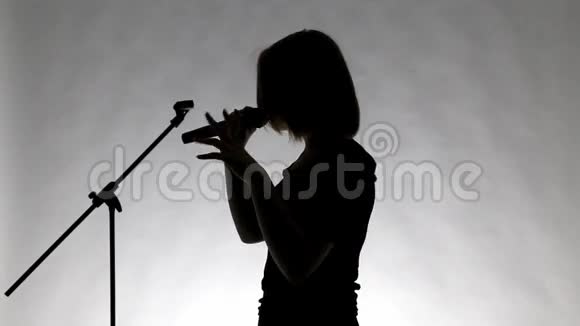 女孩子的黑色剪影用微镜演唱视频的预览图