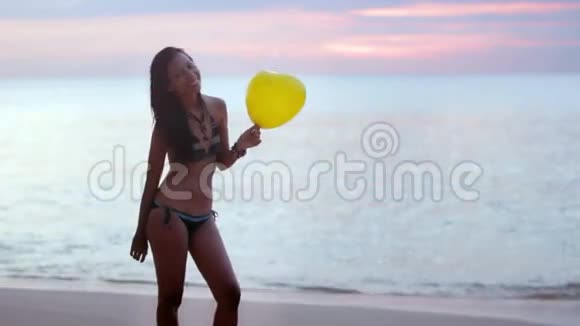 在沙滩上玩气球亲吻视频的预览图