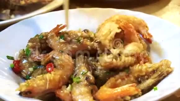 中国菜盐和胡椒虾视频视频的预览图