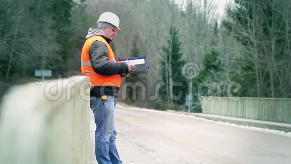 工程师在桥上阅读文档视频的预览图