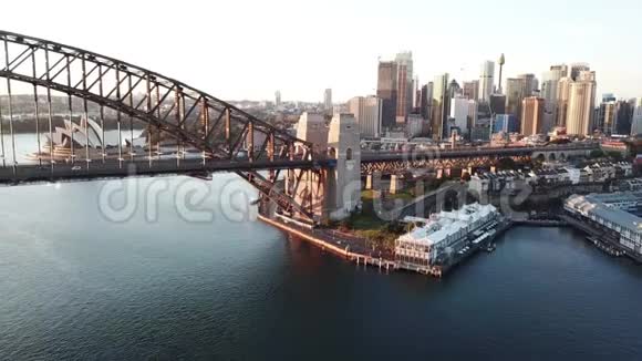 悉尼城市天际线日出景象的空中拍摄视频的预览图