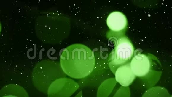 在模糊的绿色灯光下雪地的视频构图视频的预览图