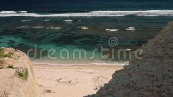 从悬崖俯瞰海景幽静的白色海滩视频的预览图