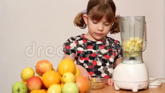 小女孩做果汁视频的预览图